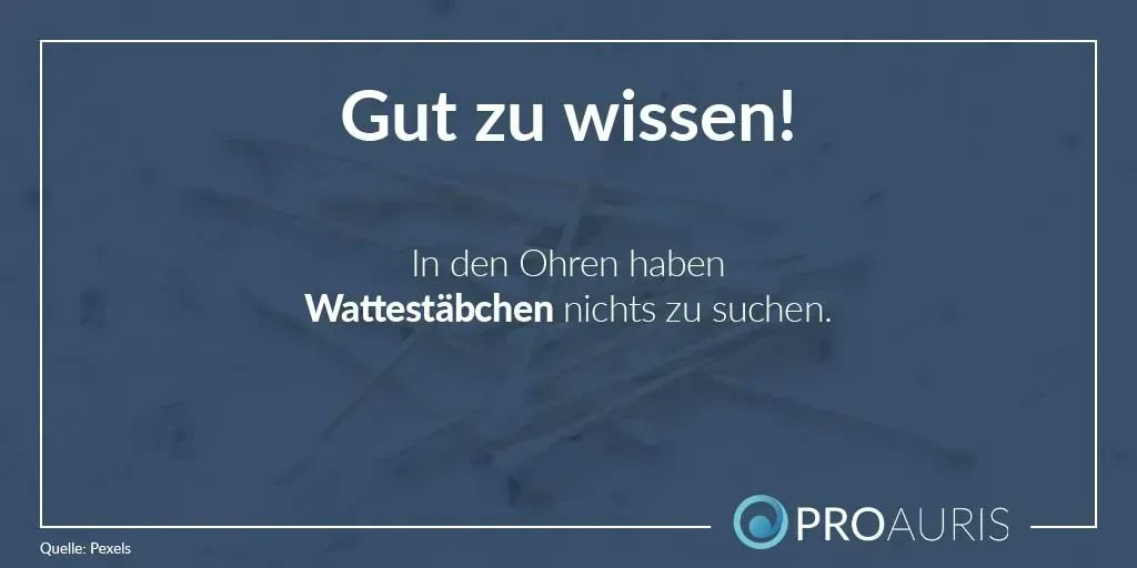 Vielen Menschen ist nicht bewusst, dass Wattestäbchen nicht dazu genutzt werden sollten, den Gehörgang zu reinigen. Das Ohr ist so aufgebaut, dass es den Ohrenschmalz selbstständig in die äußere Ohrmuschel transportiert.  🦻
