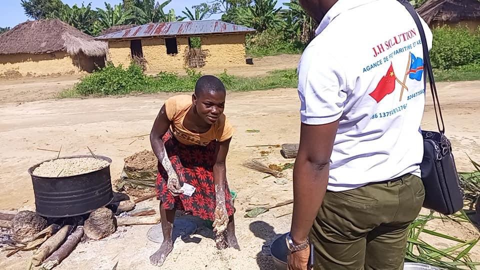 LamikaJoel's tweet photo. #Sankuru: la jeune #Maryam fabrique et vend #aguëne pour se faire scolariser. Elle tient à obtenir son diplôme. Une véritable battante ! 
@AllegraFosh2 @DenisMukwege @DeniseNyakeru @StrongLadies1 https://t.co/vLAt3Gkeej