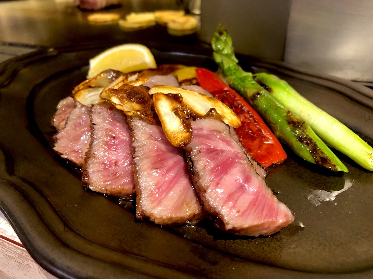 ミスジ🥩

ミスジって
3本の筋が入っているから
そう呼ばれてる部位なんです。

食べるときは、
その筋を細かく処理してから
調理してます。