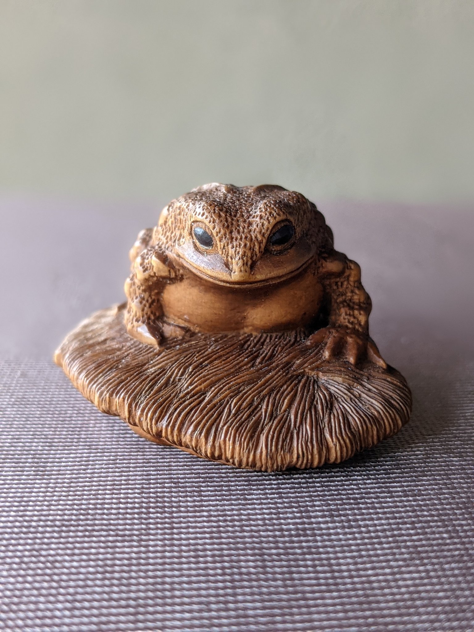 藻水 ? 在銘 銘 判読出来ず 「ぼろ草鞋に 蛙（無事帰る)」 根付 江戸