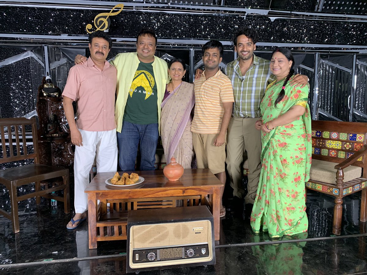 HrishiKay's tweet image. Theres a fab bit where I ask @ActorJameel @getkul @sunita_rajwar @HaanjiHarsh #VaibhavRajGupta about memories of their 1st #PiggyBank Their answers are pure gold🤩 #GullakS3 s writing is the best yet &amp;amp; these actors are the perfect vehicle for it to reach us! 10am on @943RadioOne