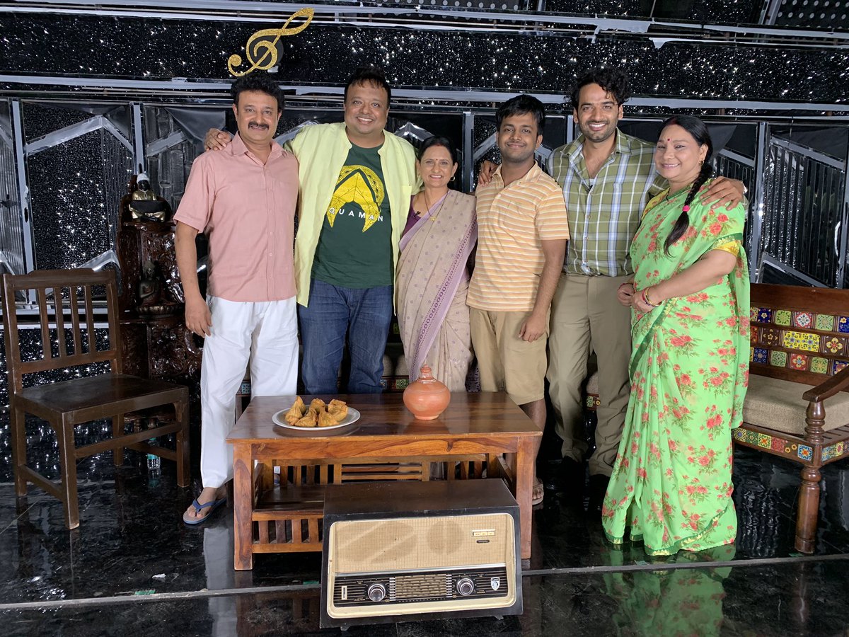 HrishiKay's tweet image. Theres a fab bit where I ask @ActorJameel @getkul @sunita_rajwar @HaanjiHarsh #VaibhavRajGupta about memories of their 1st #PiggyBank Their answers are pure gold🤩 #GullakS3 s writing is the best yet &amp;amp; these actors are the perfect vehicle for it to reach us! 10am on @943RadioOne