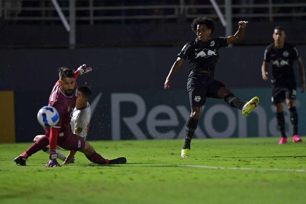 marcadorec's tweet photo. (VIDEO) Zapatazo del ecuatoriano José Hurtado selló el triunfo 2-0 del Red Bull #Bragantino sobre #Nacional de Uruguay por la #CopaLibertadores ➡ https://t.co/mOhbNar8VC https://t.co/zFMps51CAa