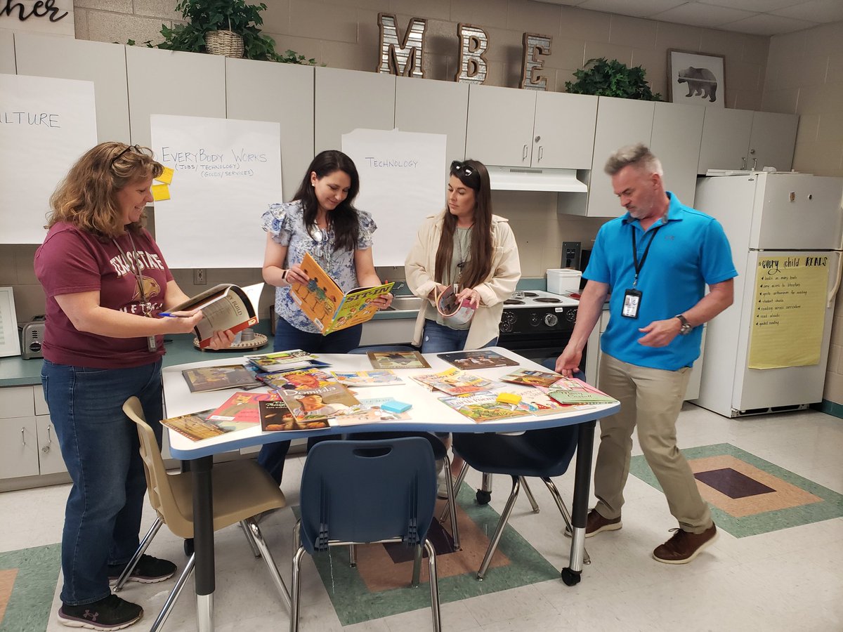 kelleynorrisPFE's tweet photo. Social Studies Integration with ELA IRA books.
Thank you Matthew Webb for visiting MBE.
#humbleisd_mbe
@humble_SocSt
#mbeisfamily
#mbebears2020 https://t.co/GDZ4Xu004s