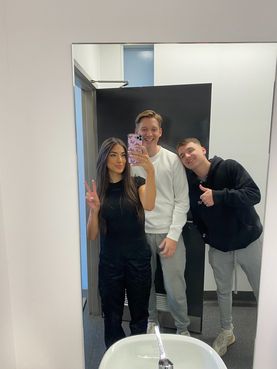 alexatheodorak's tweet photo. FUN and EXPRESSIVE selfies! @SBDeakin7 @nick_voglis33 #alm101 https://t.co/UChACTAV8o