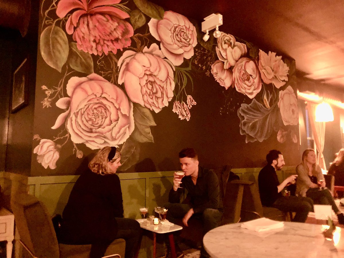 JeannieBoutelle's tweet photo. Yes, I am obsessed w/peonies and this wall mural @TheAlbionManor (theParlour-2nd floor) #lincolnpark #websterave and their cocktails are spot on, referencing speakeasy recipes. The 2nd floor is a hidden cozy spot worth seeking out for cocktail afficionados!!! https://t.co/KiFXA2jEvv