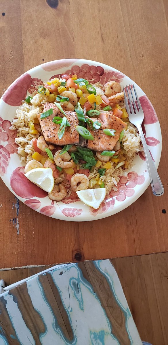 rodbstweets's tweet photo. Hello Fresh meal no. 135
Cajun Salmon &amp; Shrimp on Savoury Rice with Blistered Pepper Salsa

Everything was ok. I was disappointed that it didn't taste very Cajun like. 7/10 why do they fear real spice?
#HelloFreshLife https://t.co/0eyOGeLJUP