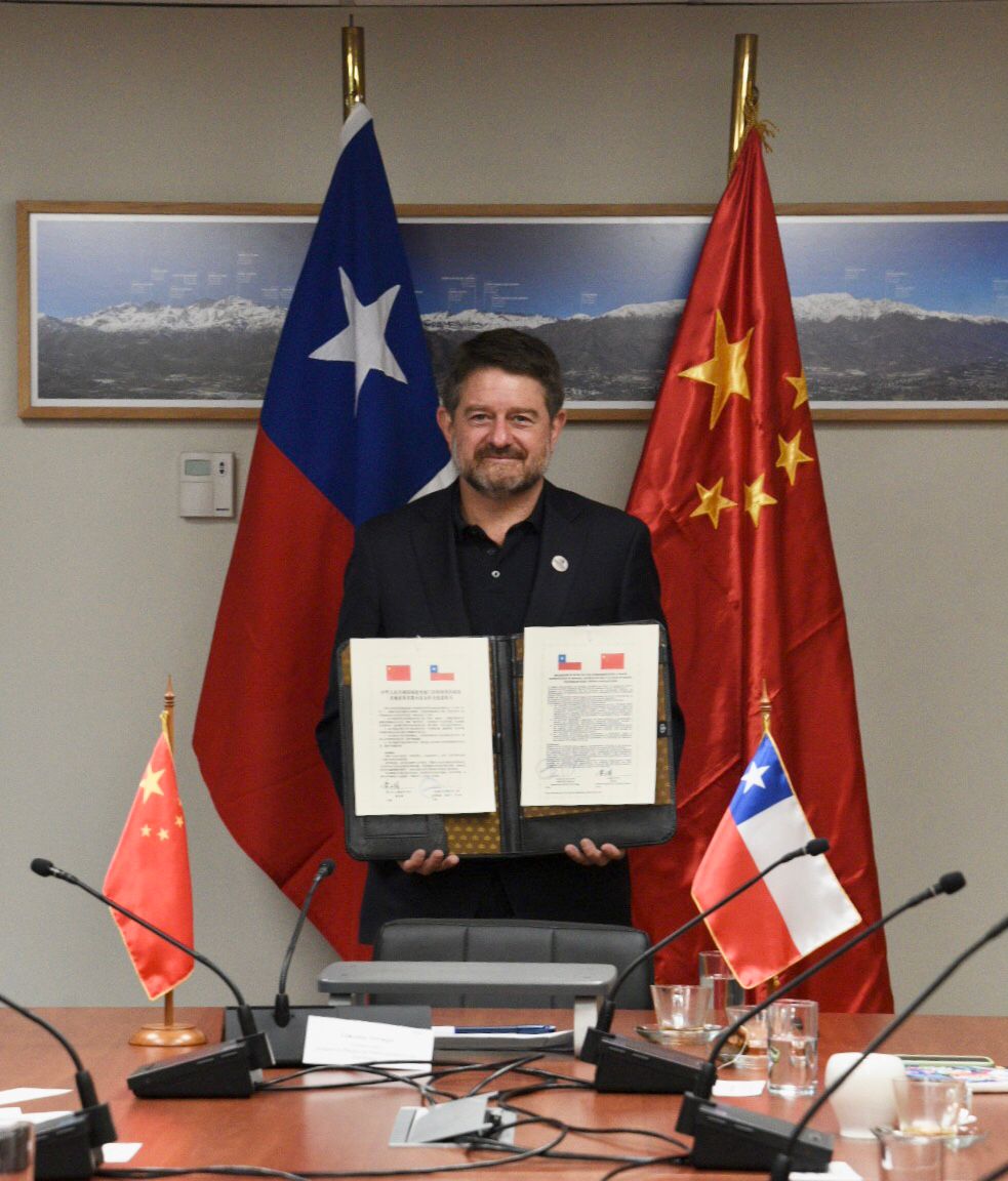 Orrego's tweet photo. ¡A partir de hoy #StgoRM 🇨🇱 y Xiamen 🇨🇳 estamos unidas! Cooperación mutua que nos hará grandes 💪. Confío en que este acuerdo será un ejemplo para otros gobiernos locales 💪 y seguimos trabajando por la región. https://t.co/CB5luDAbY7