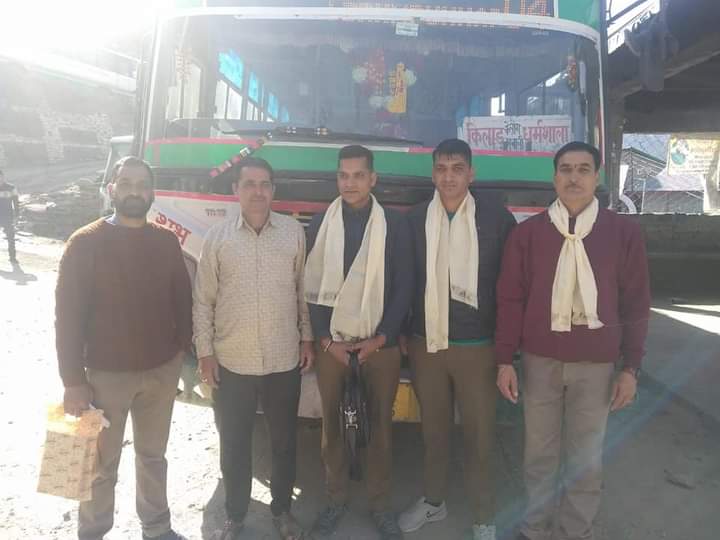 shubhamtorres09's tweet photo. सूराल से शिमला बस सर्विस शुरू
One of the longest intrastate routes- it will be 520kms long & bus will take ~22hrs to cover this distance.
#SURAL to #SHIMLA
Via: Killar - Udaipur- Keylong - Manali - Kullu - Mandi - Bilaspur
#HimachalPradesh #PangiValley https://t.co/I9ultGRabR