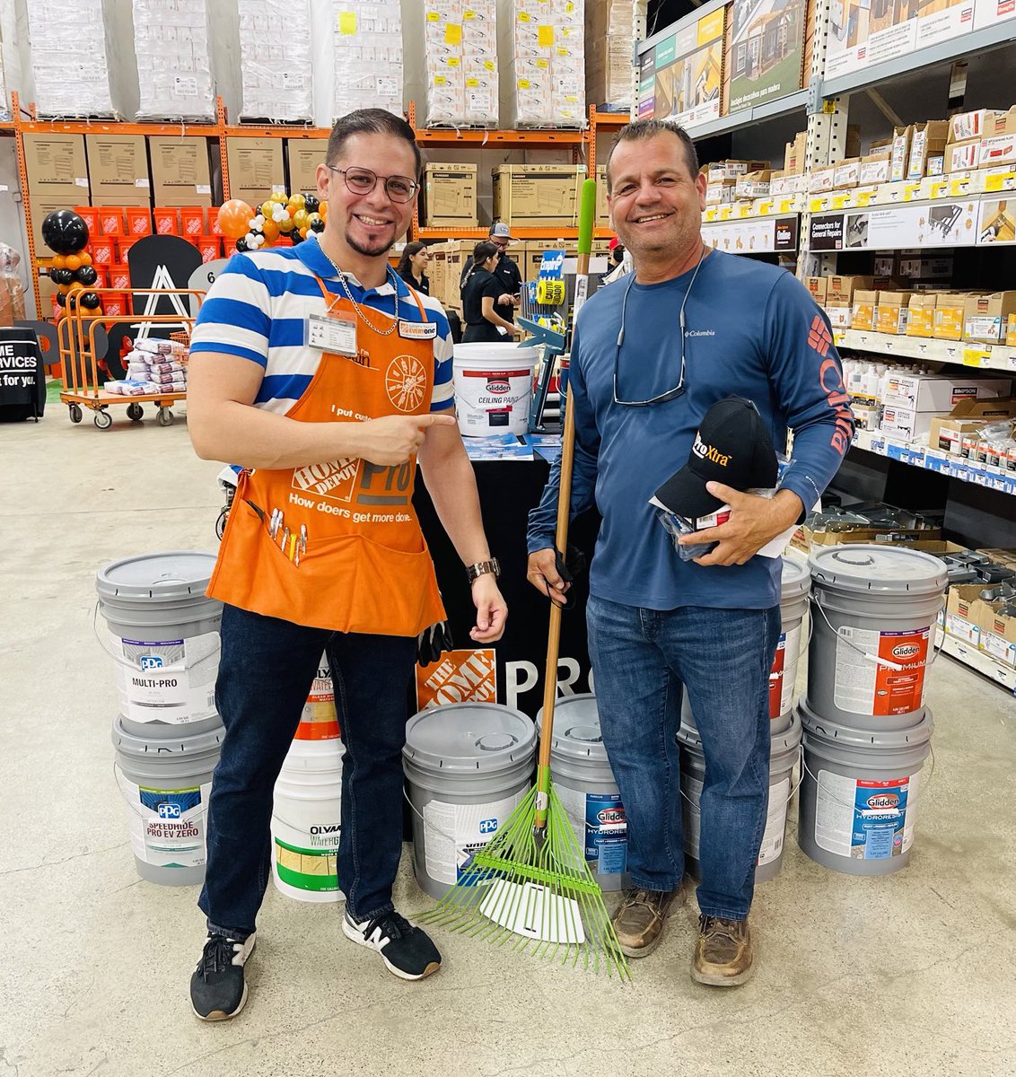 TainaMarie7's tweet photo. CELEBRANDO lo Importante que son Nuestros Contratistas!! 🚧🛠🧡 #ProXtraPerks #4WeeksofRewards #Team6401 https://t.co/ydmfqjHgse