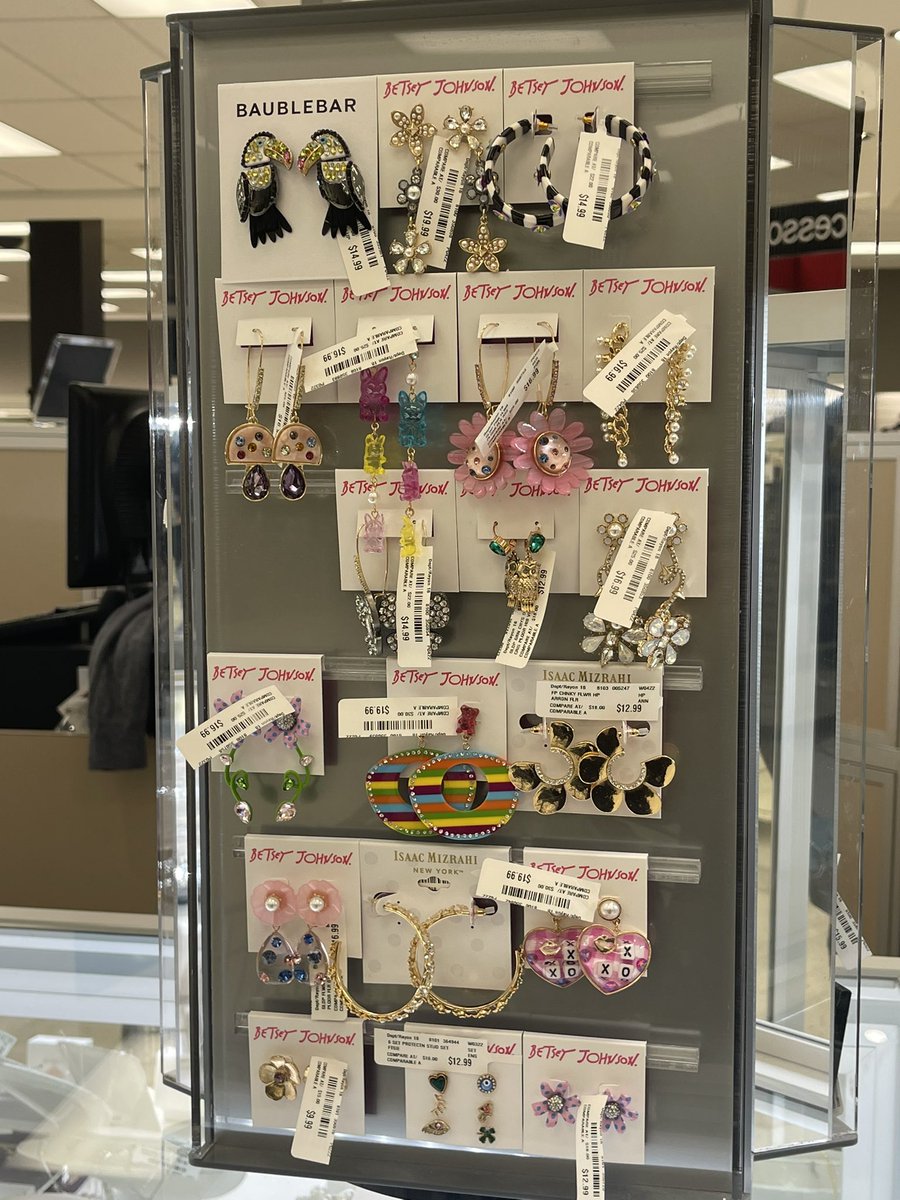 trevschan2's tweet photo. Jewelry shopping 🛍 #picoftheday #photography #photooftheday #PhotoChallenge2022April #photographers #picoftheweek #weeklyshopping #shoppingday #blogging #blogger https://t.co/OLsFMXntwd