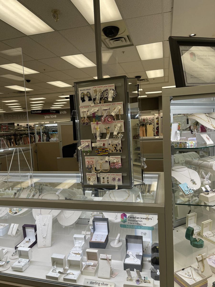 trevschan2's tweet photo. Jewelry shopping 🛍 #picoftheday #photography #photooftheday #PhotoChallenge2022April #photographers #picoftheweek #weeklyshopping #shoppingday #blogging #blogger https://t.co/OLsFMXntwd