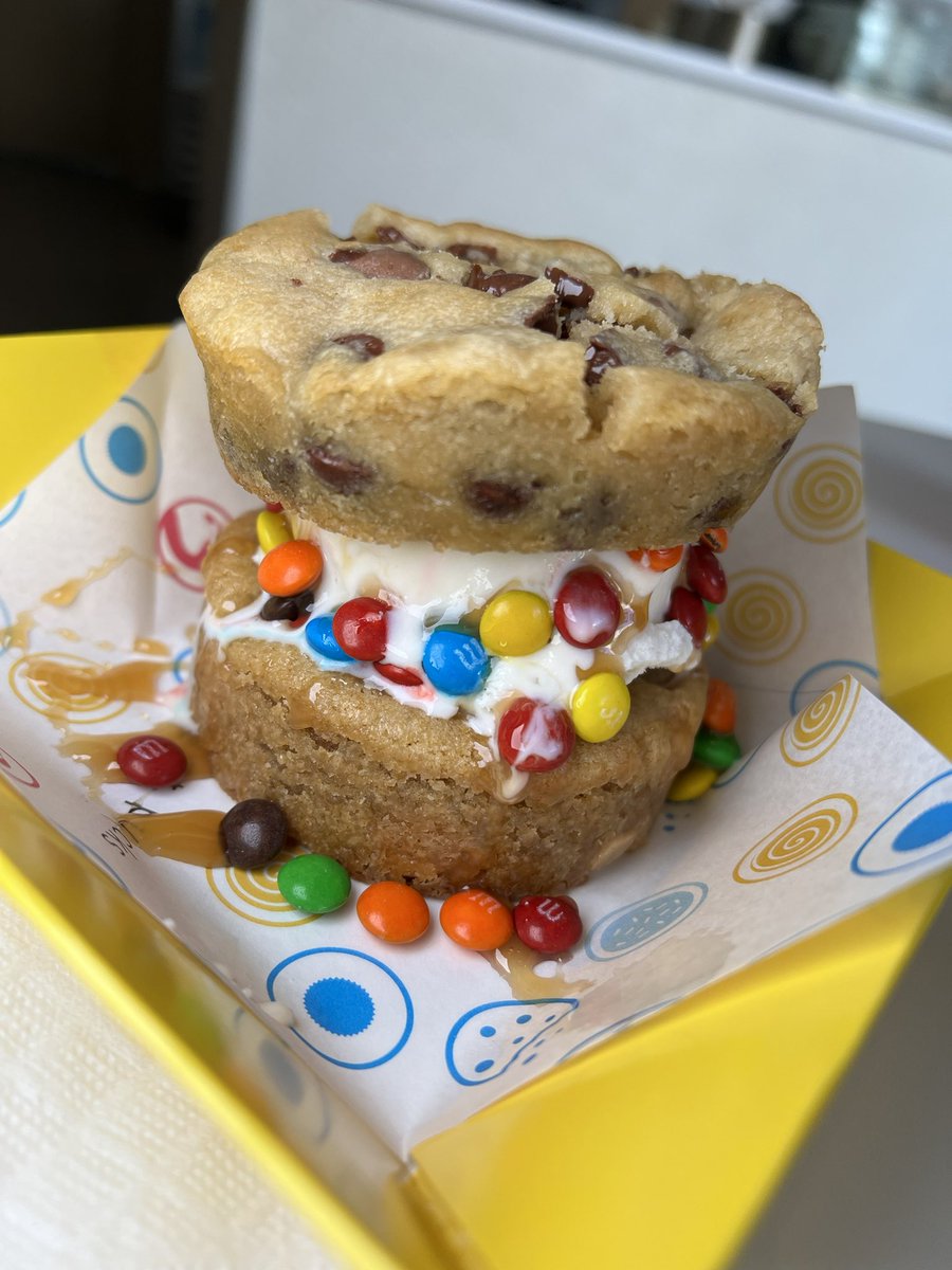 TastingVegasBea's tweet photo. Loved this #cookies from Pucks at the District #dessert #chocolatechip https://t.co/XCCaXQ5jWr