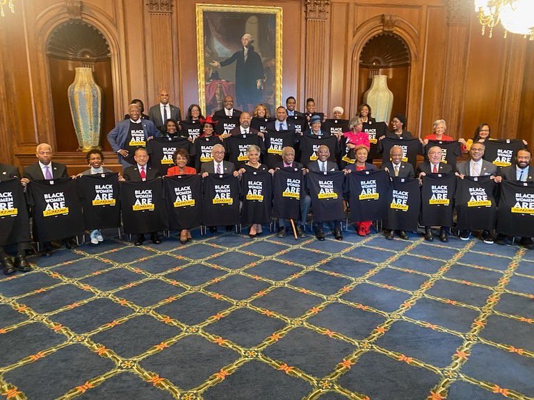 IlhanMN's tweet photo. The Congressional Black Caucus is standing with #JudgeJackson all the way to the Supreme Court ✊🏽 ✨ 

#BlackWomenAreSupreme #KentanjiBrownJackson https://t.co/uOH3xCCxCz