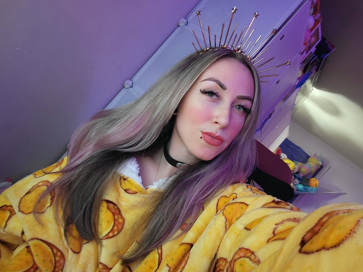 MadameLilithx's tweet photo. Live now in my garlic bread OODIE trying to play some Derpy Conga, come hang out I misses you!!! https://t.co/kKwbiudsD8
#oodie #derpyconga #twitch #gamergirl #garlicbread https://t.co/aVoDflqK5b