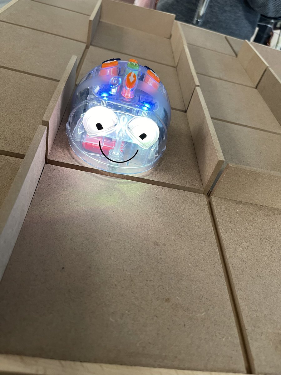 HLerma_BES's tweet photo. Our 5th graders had so much fun with today’s STEM activity. 🤖 @ParklandES https://t.co/pshQHJtdTg