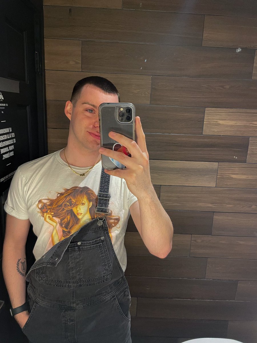 queenkbabes's tweet photo. Hi I love @MariahCarey and Montreal oh so much 🥰 https://t.co/5sLZC7ZGPF
