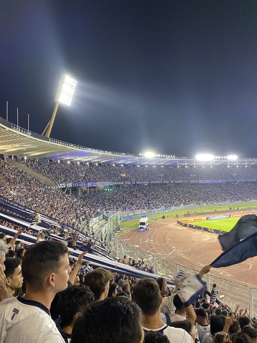 Florsosa27's tweet photo. De la quimio al kempes sin escalas. Nunca fue más literal el “no sé cómo voy, no sé cómo vengo, solo sé que te vengo a alentar”. Sos absolutamente todo, Talleres querido 💙 gracias siempre, me llenas el alma. @CATalleresdecba https://t.co/748BMq214F