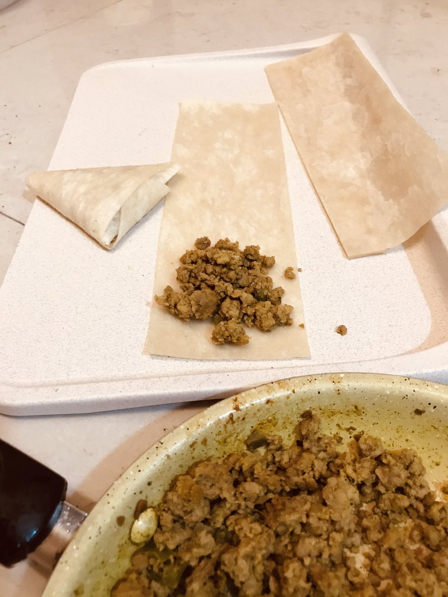 Az_def7's tweet image. لاتتكلم عن الإنجاز اذا ماسويت (السمبوسة) بنفسك ، ولاتتكلم عن النجاح اذا مانجحت بلفها ، تحية احترام لكل العزّابية . #رمضان_يجمعنا