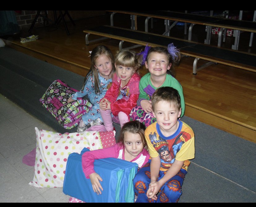 Valerie01Burns's tweet photo. From Kindergarten to Seniors 👩‍🎓 #imnotcryingyouare Go Dogs ! 🐾 https://t.co/BbOkFU1K1l
