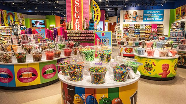 QuesterMR's tweet image. First Look: It’Sugar goes big in Chicago dlvr.it/SN6QFf #ChainStoreAge #Marketing #Advertising