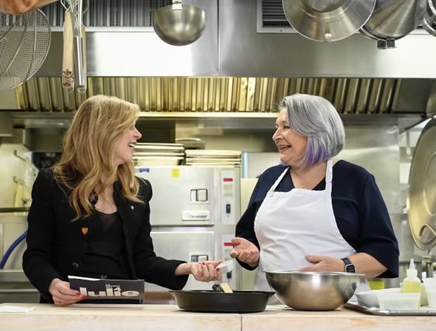 Banter and bannock were on the menu yesterday in the #RideauHall kitchen. Thanks to <a href="/snyderjulie/">Julie Snyder</a> for joining #GGSimon for this uniquely Canadian meeting of cultures.