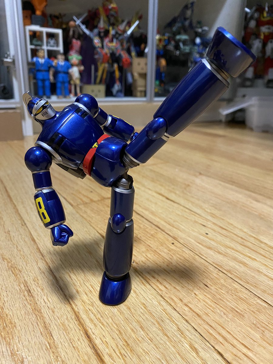 SoulinkChu's tweet photo. The knee is double jointed, the elbow is not, the joints are tight, the hip pulls down like early Figuarts, hope they don’t get loose over time #MiniGokin #Tetsujin28 #ActionToys https://t.co/PnfSUxaQGc