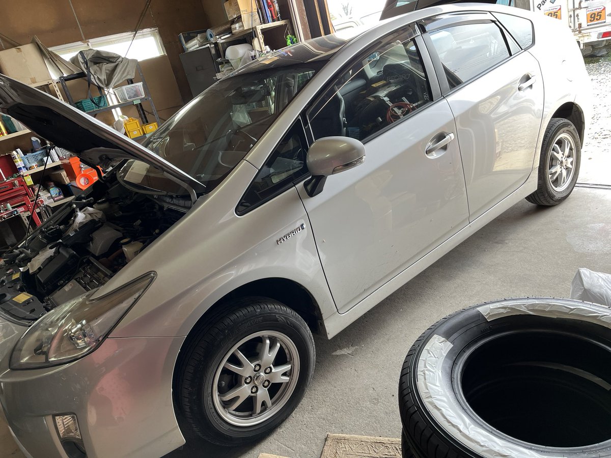 overtech_matsu's tweet photo. もう一台の社用車30プリウスにmax40を取り付けしました。トヨタの運転席側フロントは取り付け時にちょっとしたコツが要りますがプロの整備士さんなら楽勝でしょう😅。プリウスアルファの時は1時間くらい戦ったけど今回は頭使って5分で出来た👍
#オーバーテック
#MAX40
#リフトアップ
#コピーに注意 https://t.co/PT4B3GyKMk