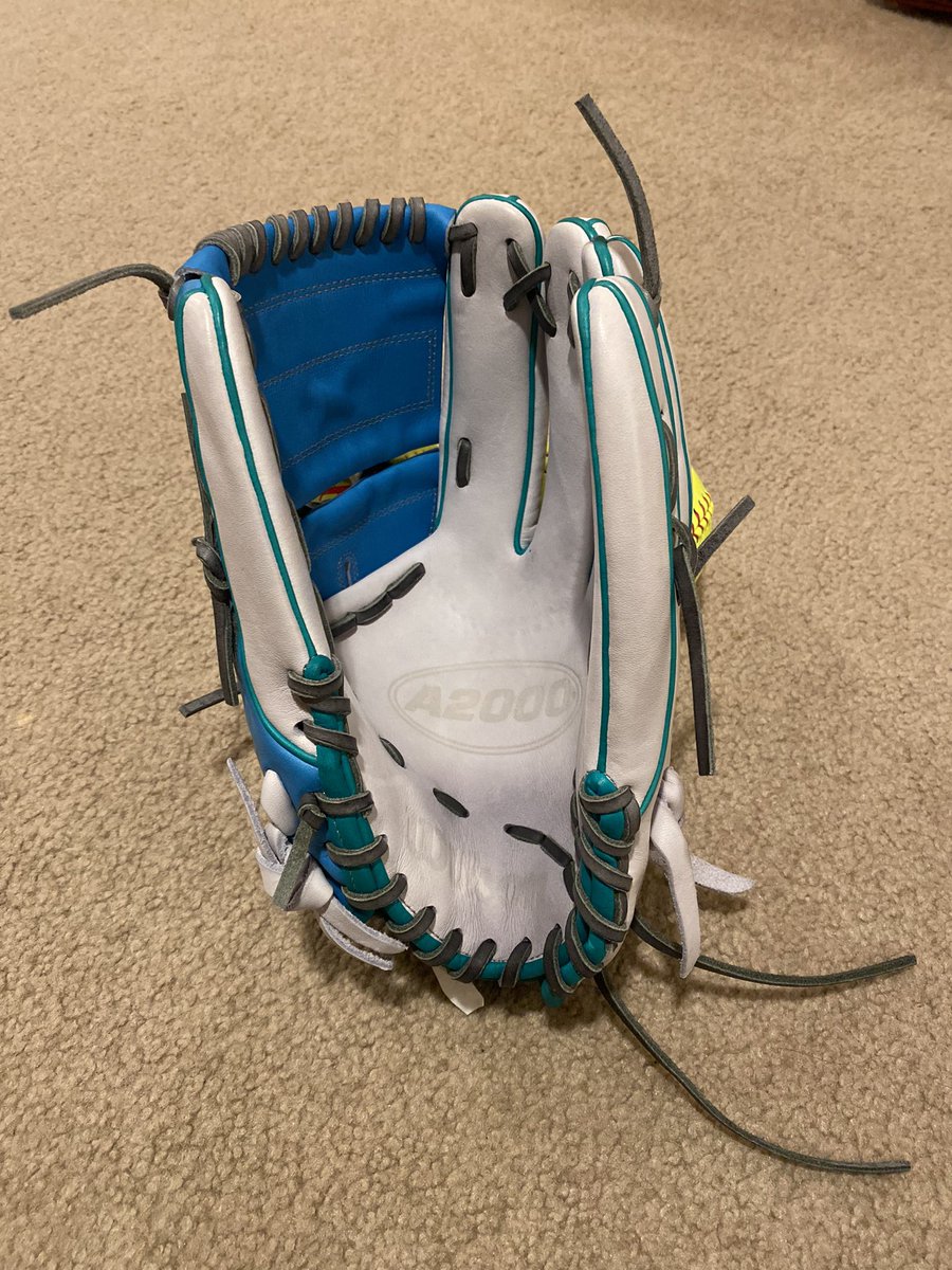 lexasantos_2025's tweet photo. After waiting 19 long weeks IT’S FINALLY HERE and totally worth the wait! Now to break it in and get to work! @wilsonballglove #CustomA2000 #outtiesrule https://t.co/kSq9KOO6YF