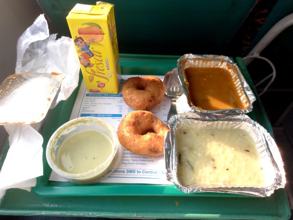 mystiquememoir's tweet photo. A good change in the menu 

#Pongal
#Vada
#Sambar
#Chutney 
#Fressa
#Shatabdi
#IndianRailways

@AshwiniVaishnaw
@DrmChennai @drmsbc 
@SWRRLY 
@GMSRailway https://t.co/TBTugxQQ6E