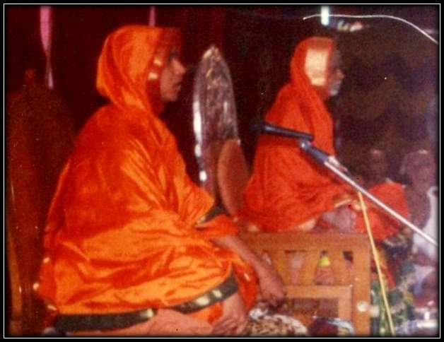 WithSriSri's tweet photo. ಆದಿಗುರುವಿನ ಅನಿತರ -  ಅಸಾಮಾನ್ಯ - ಅದ್ವಿತೀಯ ಅವಿಚ್ಛಿನ್ನ ಗುರುಪರಂಪರೆಯ  ಉತ್ತರಾಧಿಕಾರಿಗಳಾಗಿ ; 35ನೇ ಜಗದ್ಗುರುಗಳಿಂದ
'ಜಗದ್ಗುರು ಶಂಕರಾಚಾರ್ಯ ಶ್ರೀಶ್ರೀ ರಾಘವೇಶ್ವರ ಭಾರತೀ ಮಹಾಸ್ವಾಮಿಗಳು' ಎಂಬ ಯೋಗಪಟ್ಟಪಡೆದ ಸುದಿನ 😇🙏🏻

ಗೋಕರ್ಣಮಂಡಲಾಧೀಶ: ಶಂಕರೋ ವಿಶ್ವದೇಶಿಕ:| ಅನುಗೃಹ್ಣಾತು ನ: ಸರ್ವಾನ್ ರಾಘವೇಶಯತೀಶ್ವರ:|| 🙏🏻🙏🏻🙏🏻 https://t.co/nKPi32Fcuf