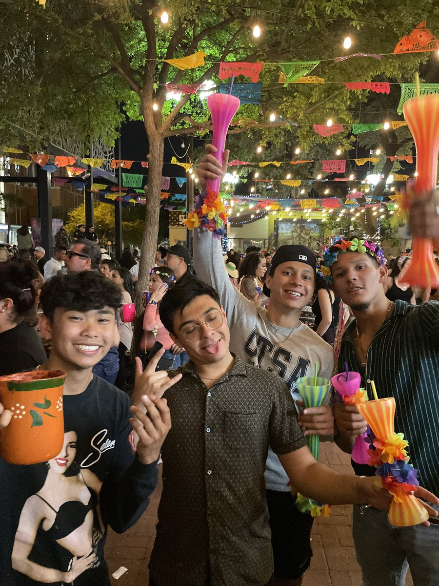 manwheeezy's tweet photo. ¡Fiesta! https://t.co/trAjy7nIlg