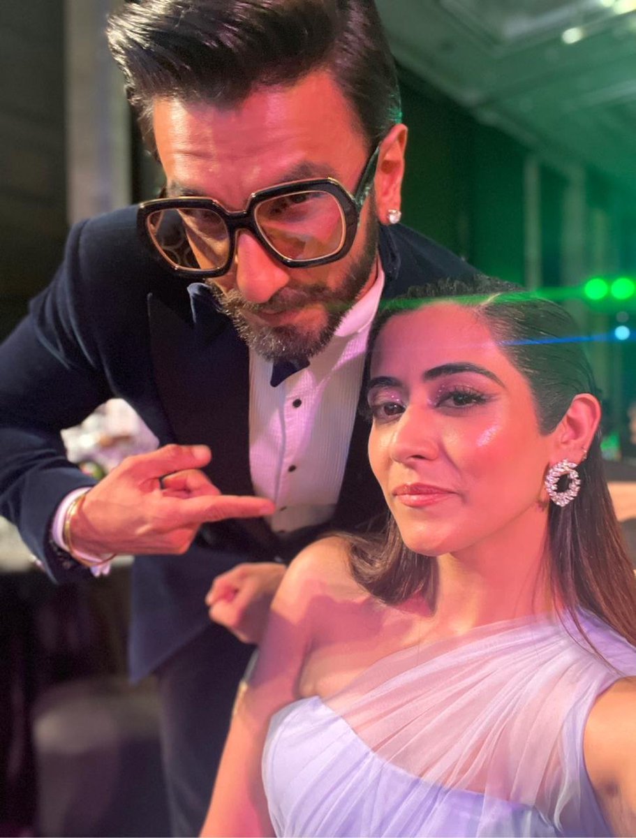 E24bollynews's tweet photo. @jonitamusic and @ranveersingh share a sparkling moment at an event last night.
.
#JonitaGandhi #RanveerSingh #LastNight #EventNights https://t.co/yjJzEmGiHi