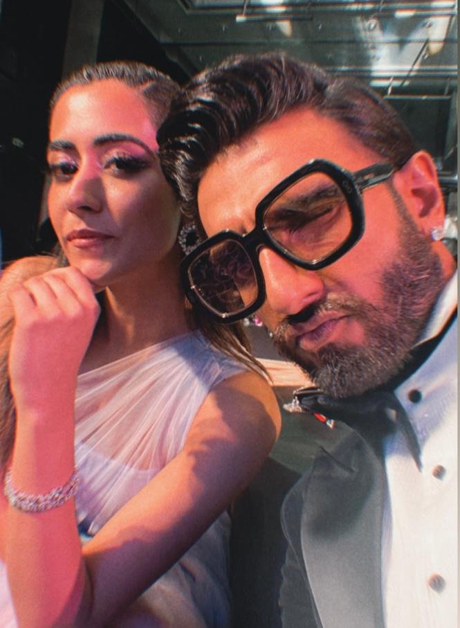 E24bollynews's tweet photo. @jonitamusic and @ranveersingh share a sparkling moment at an event last night.
.
#JonitaGandhi #RanveerSingh #LastNight #EventNights https://t.co/yjJzEmGiHi