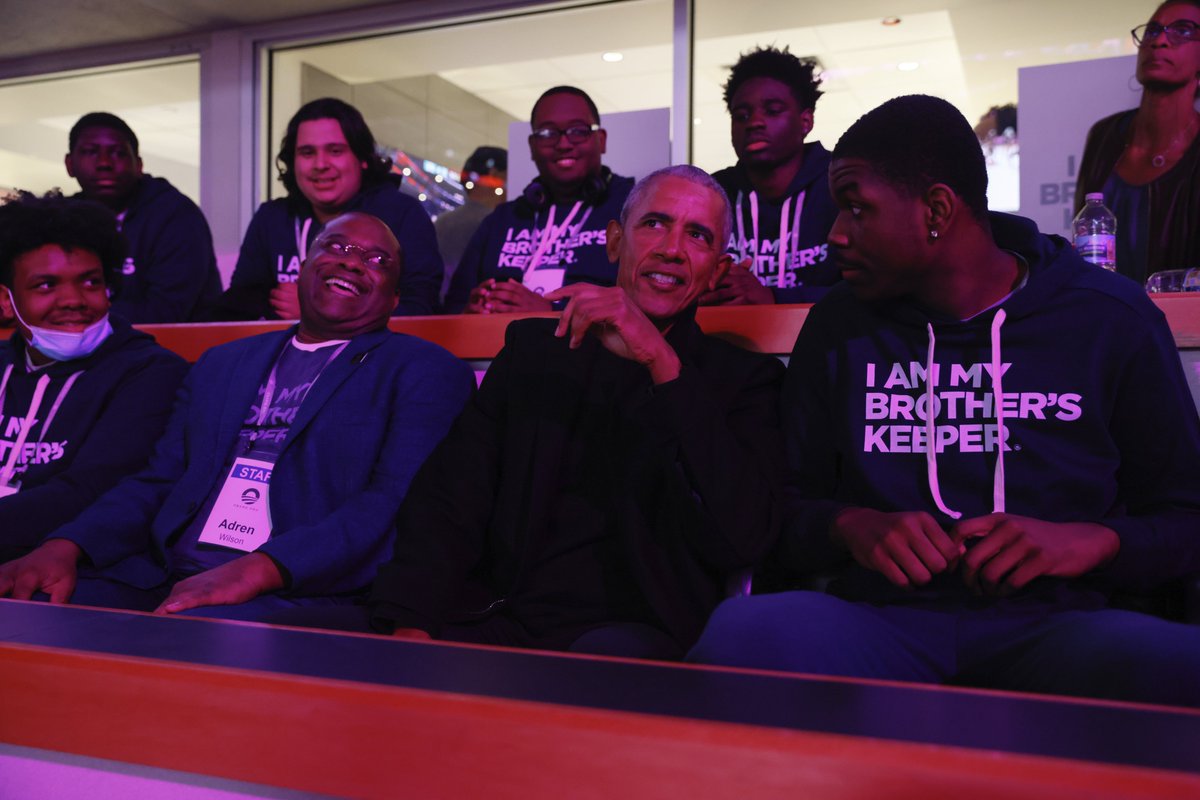 MBK_Alliance's tweet photo. Tonight, @BarackObama joined a few MBK Chicago youth from @ThriveChi to catch some hoops after they spent the afternoon seeing how a major sporting event comes to life. Major thanks to the Bulls and the @UnitedCenter for hosting us! #BullsNation #IAMMBK https://t.co/kJAT6s8shz