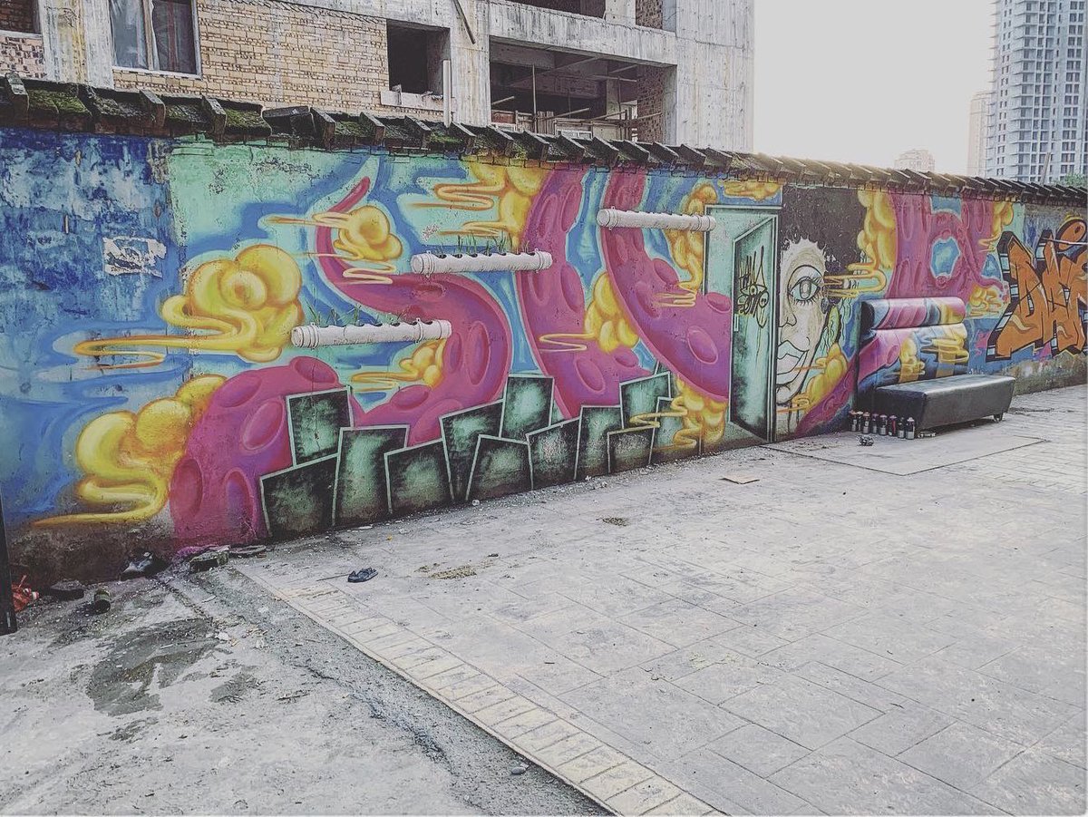 flybroccli's tweet photo. The mirror needs a carrier, and more energy needs to be output to wake up the sleeping people.😉#Graffiti #Dream mirror #Flowing consciousness #installation art #tentacle https://t.co/8opwomvaw6