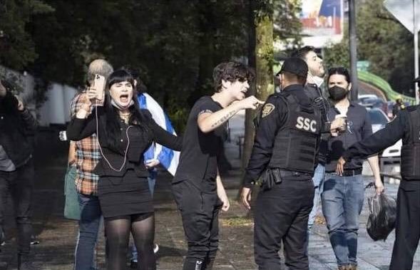 jcblancoc4's tweet photo. @maslover9 @Piojismo_ Imagina que Hugo Carbajal bajo los influjos del alcohol y las drogas aunado a los aires de prepotencia que lo caracterizaba le haya querido pegar con la botella a Mauricio N que en un acto de defensa solo le esquivó el golpe y Hugo solito se incrustó la botella en el cuello. https://t.co/tk2fQP0fLH