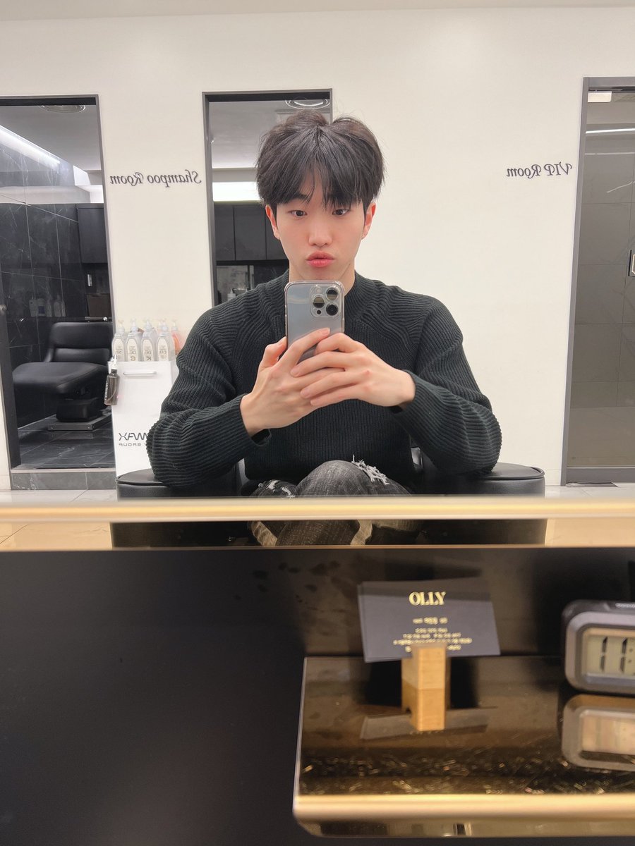 KingdomFanCafe's tweet photo. [20220407] Dann Update:

Posted on One Line Kingdom 💬

“Makeup artist: Dann didn't come today, but Seungbo came. Kyul? 😄” https://t.co/7n2MG34U6j