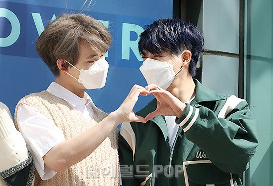 wangmoriz's tweet photo. jeno and chenle heart 🫶 so cute.. https://t.co/5AUQoMqkUG