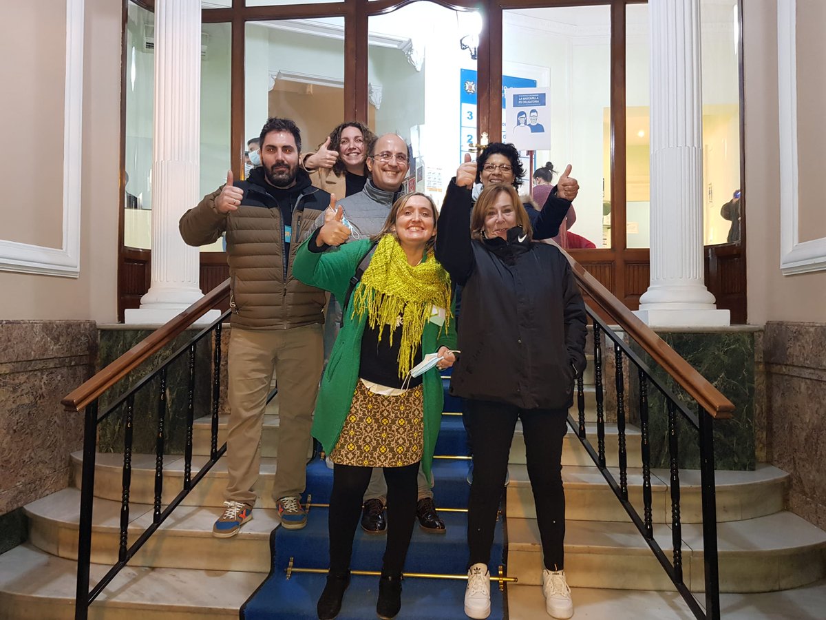 madrid_ame's tweet photo. Tras 15 horas de votación, cuando estaban programadas solo 8, y ante la obstinación del Colegio de Enfermería de Madrid de colocar una sola urna electoral para más de 55.000 enfermeras, acude la policía a precintar la mesa electoral ante el riesgo de manipulación #eleccionescodem https://t.co/9uFDRbrMvY