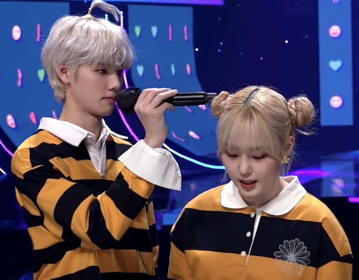 mini_iippeo's tweet photo. minhee what are u doing to chaehyun 😂😂😂 https://t.co/YvZLQsNL5j