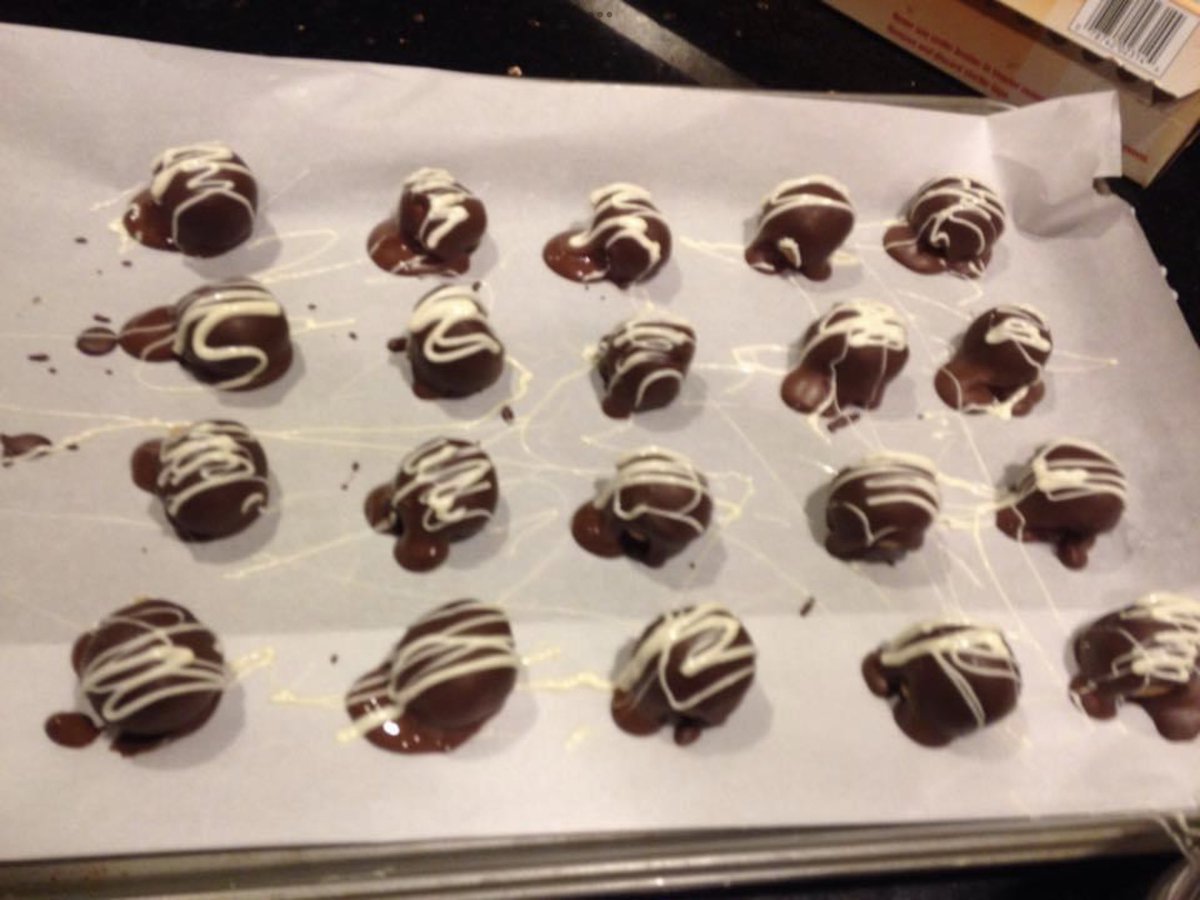 JennafahL's tweet photo. @tanquerayusa @bridgerton Iโd make some infused truffleโs with tanqueray, itโs sure to #makeitTtimeย anything but dull! https://t.co/Z6cleC1URj