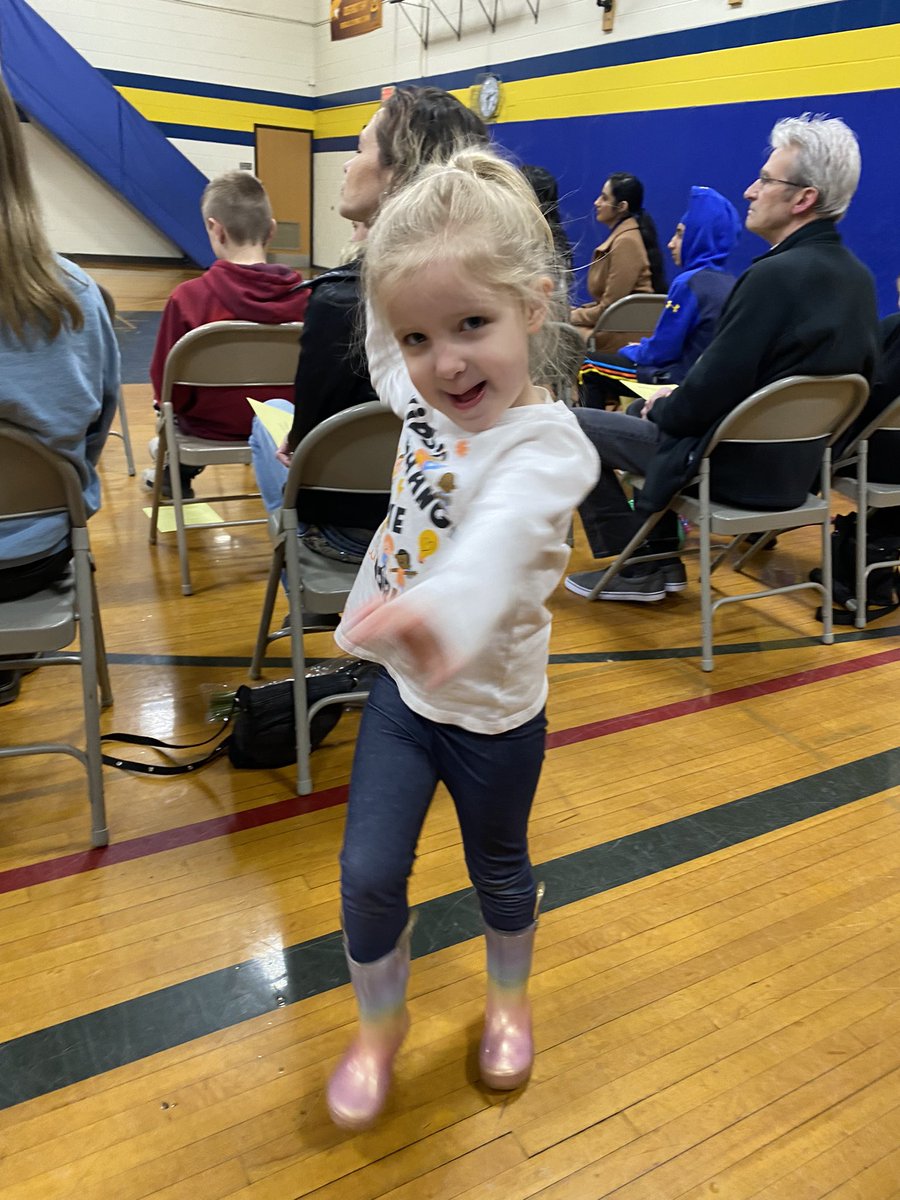 Letts_ReadOn's tweet photo. My little girl and I had such a great time watching our @FrostSpartans choir showcase their incredible talent tonight! 🎵🎤🎹 #FrostStrong #Choir #Concert #TalentForDays  @m5music1 https://t.co/YQRDciSOot