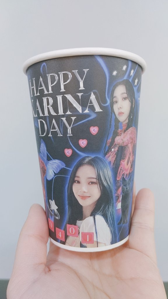 KlangDaegu's tweet photo. 4월 8일부터 에스파 카리나 생일이벤트가 대구 클랑에서 진행됩니다:)
11일 월요일은 ❗1시 오픈❗ 
꼭 확인하시고 한시이후 방문부탁드려요 :D

#HAPPY_KARINA_DAY #카리나  #카리나생일카페 #에스파 #aespa #KARINA
#4월에_만개한_카리나라는_꽃 #카리나대구 #카리나대구컵홀더 https://t.co/CtqL5XTNAL