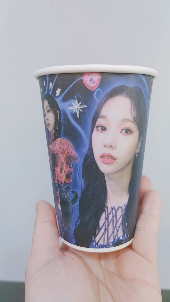 KlangDaegu's tweet photo. 4월 8일부터 에스파 카리나 생일이벤트가 대구 클랑에서 진행됩니다:)
11일 월요일은 ❗1시 오픈❗ 
꼭 확인하시고 한시이후 방문부탁드려요 :D

#HAPPY_KARINA_DAY #카리나  #카리나생일카페 #에스파 #aespa #KARINA
#4월에_만개한_카리나라는_꽃 #카리나대구 #카리나대구컵홀더 https://t.co/CtqL5XTNAL