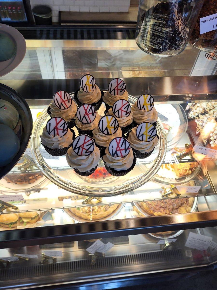 KpopCafeOulu's tweet photo. Kpop Cafe Oulun talkooporukka kiittää kaikkia osallistujia ja yhteistyökumppaneita @onnigomfi , #lucakiosk, #yeppo ja #robertscoffeeoulu! Tämän päivän aikana kuvia enemmän instassa ja täällä!Jatkoa luvassa kesällä, seuratkaa somea!  #kpopcafeoulu https://t.co/f8YksMZq0C