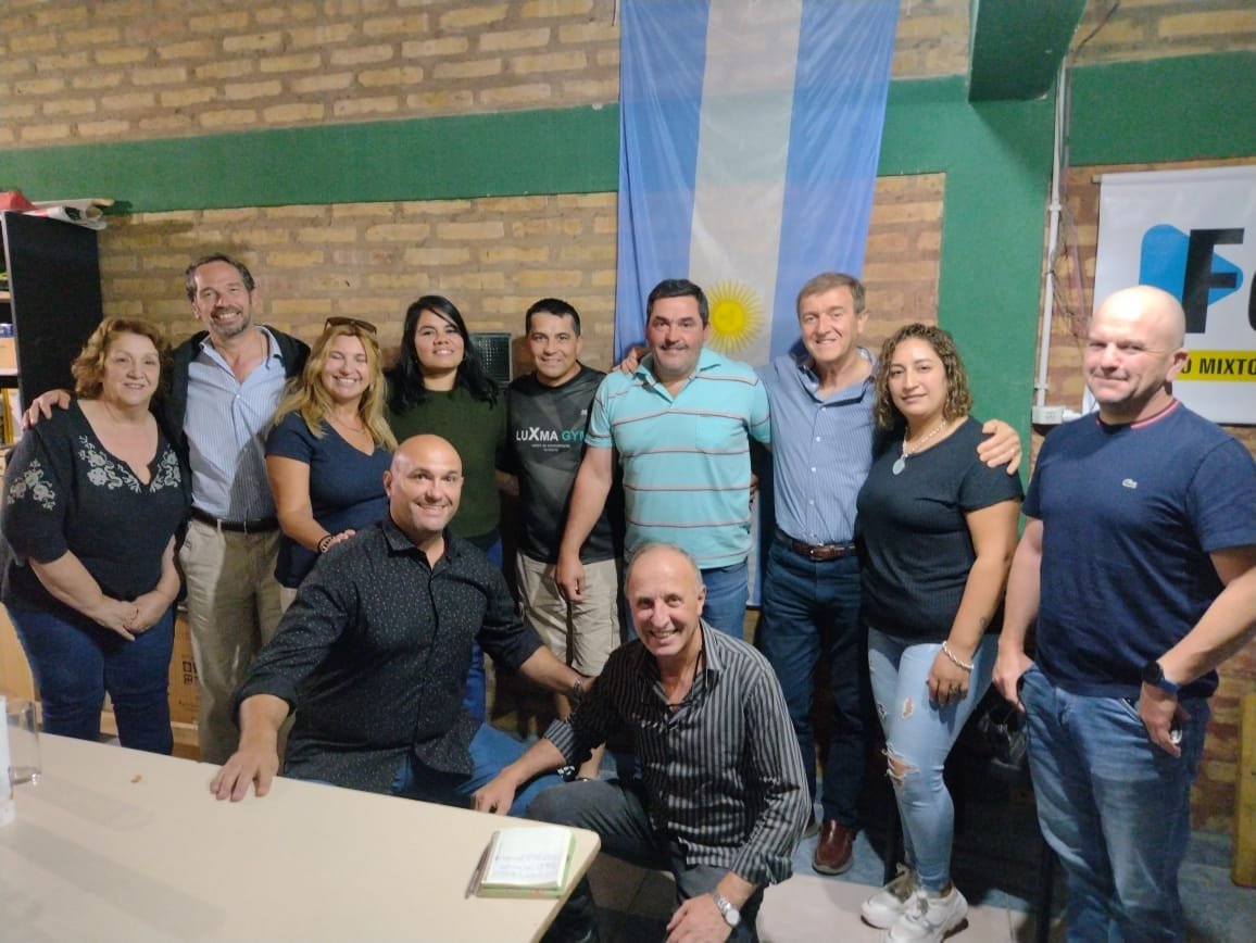 CMartinezLarrea's tweet photo. #Catriel Hoy compartimos una productiva reunión con afiliados y voluntarios.

Trabajo y compromiso por el cambio que Río Negro necesita. https://t.co/efRTBInCxQ