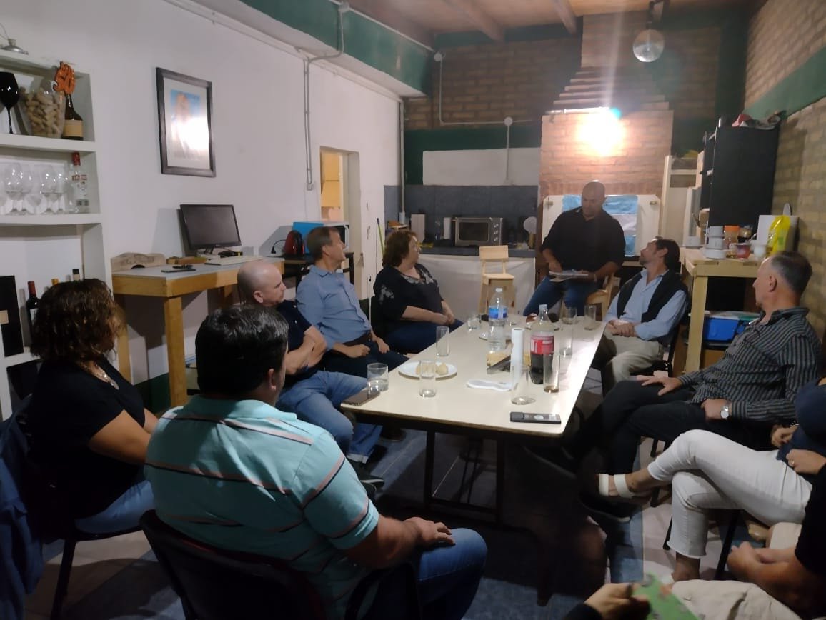 CMartinezLarrea's tweet photo. #Catriel Hoy compartimos una productiva reunión con afiliados y voluntarios.

Trabajo y compromiso por el cambio que Río Negro necesita. https://t.co/efRTBInCxQ