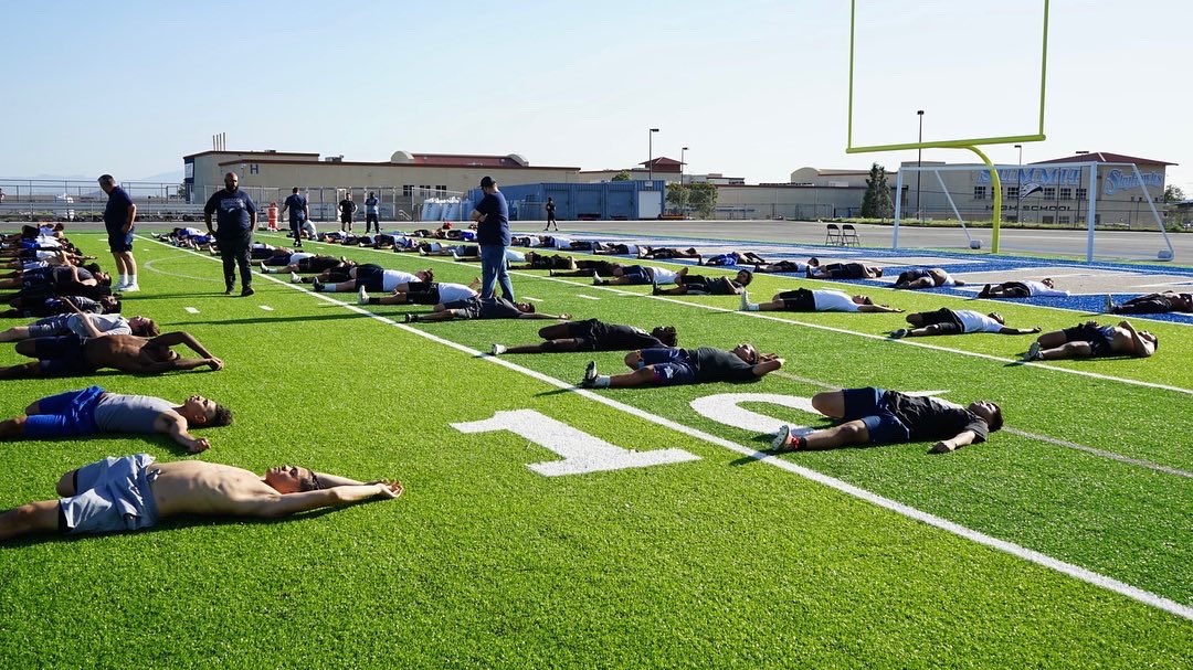 SummitSkyhawkFB's tweet image. Warming up getting our stretches in 🏈 #SummitFootball #SummitHigh
