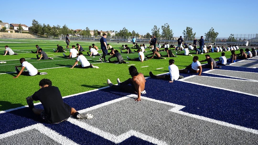 SummitSkyhawkFB's tweet image. Warming up getting our stretches in 🏈 #SummitFootball #SummitHigh